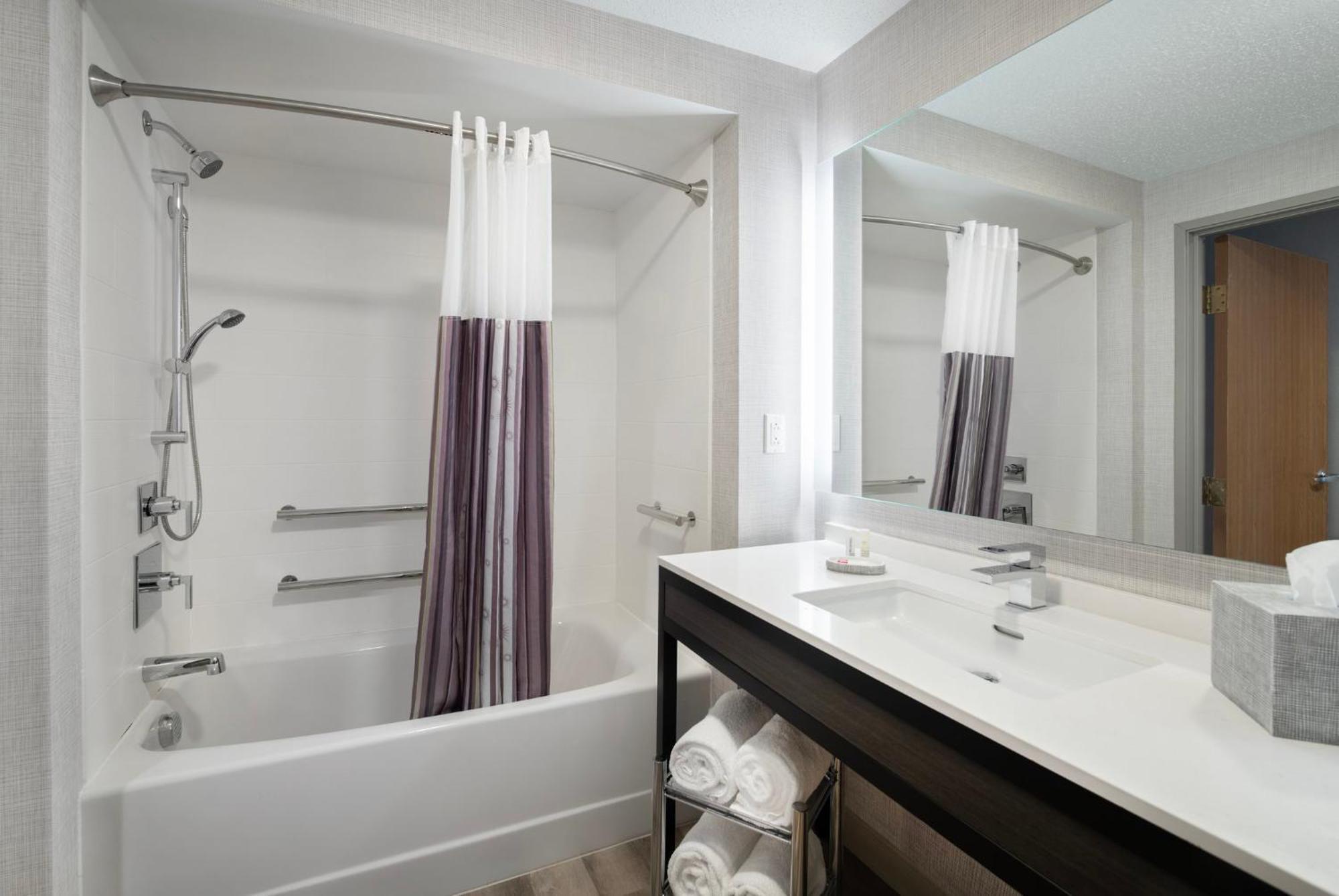 Holiday Inn Express South Burlington - Downtown By Ihg Exteriör bild